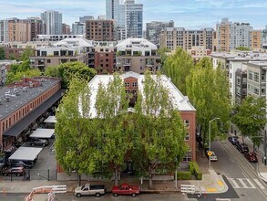 1009 NW Hoyt St in Portland, OR - Building Photo - Building Photo