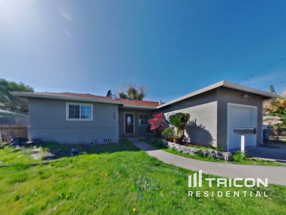 200 Clinton St in Yuba City, CA - Building Photo
