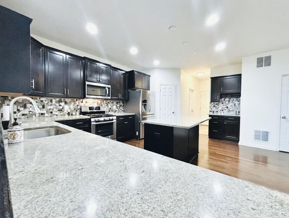 2051 Summerhill Cir in Shakopee, MN - Building Photo