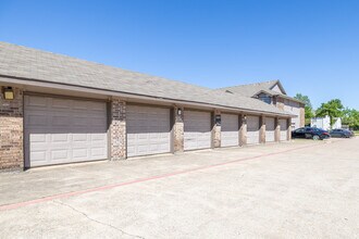 The Meadows in Garland, TX - Building Photo - Building Photo