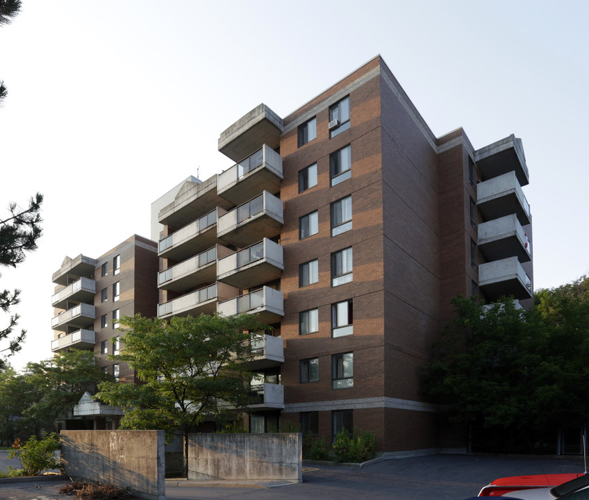 Cliff House in Ottawa, ON - Building Photo