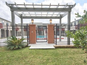 1337 Airport Dr in Tallahassee, FL - Foto de edificio - Building Photo