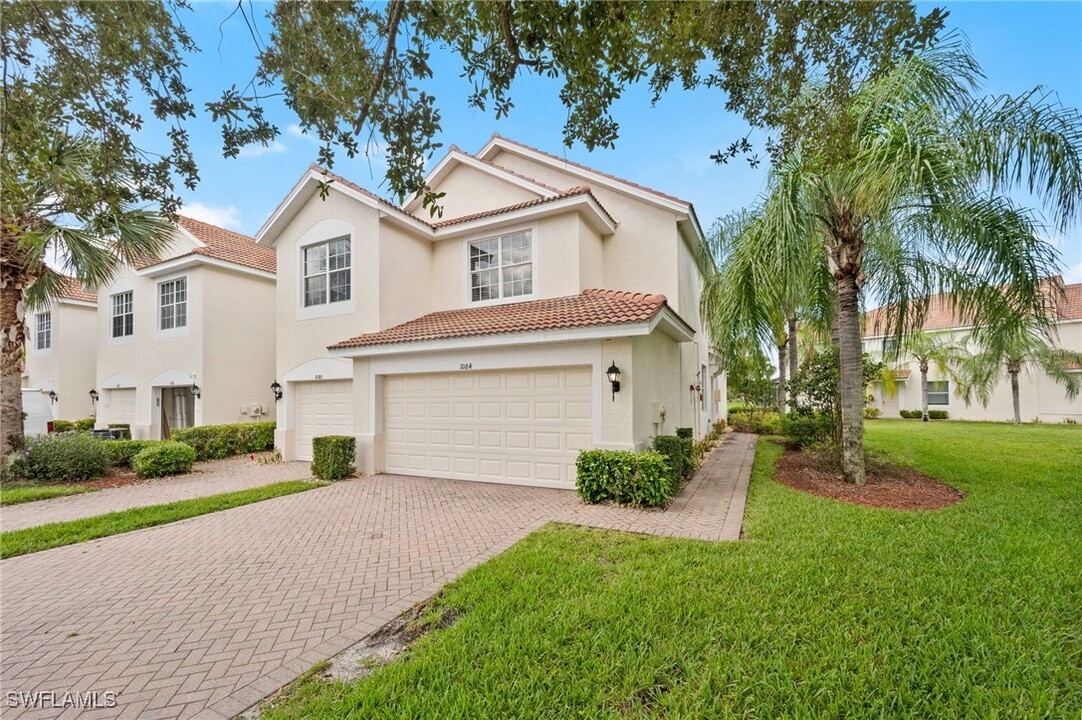 1084 Hampton Cir in Naples, FL - Foto de edificio