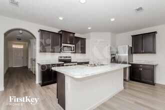 915 Newton Cir in Rockledge, FL - Foto de edificio - Building Photo