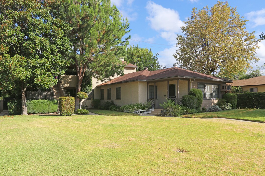 1009 N Glendale Ave in Glendale, CA - Building Photo