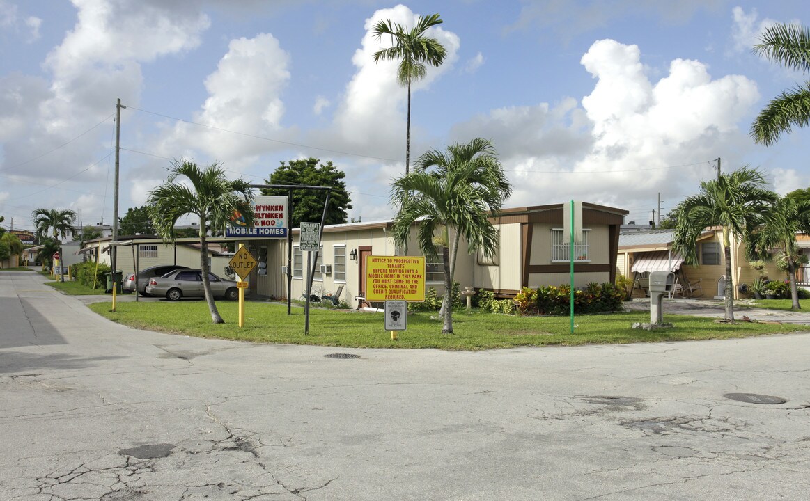 Wynken Blynlen and Nod Trailer Park in Hialeah, FL - Building Photo