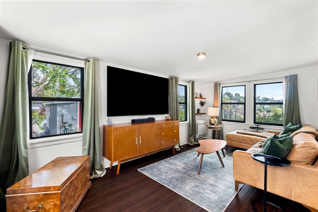 Duane Street in Los Angeles, CA - Building Photo