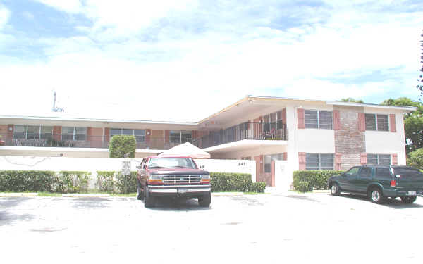 2451 NE 49th St in Fort Lauderdale, FL - Foto de edificio