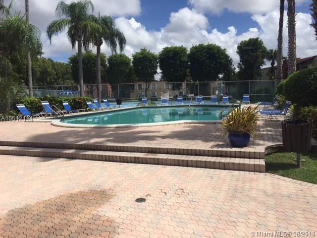 10738 N Kendall Dr-Unit -K14 in Miami, FL - Building Photo