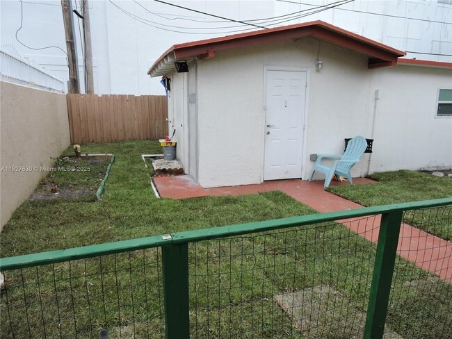 525 E 24th St in Hialeah, FL - Foto de edificio - Building Photo