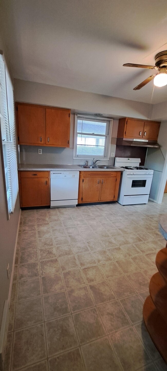 1214 S Saxby Ave in Freeport, IL - Building Photo - Building Photo