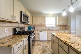 7706 Eldergrove Ln in Richmond, TX - Foto de edificio - Building Photo