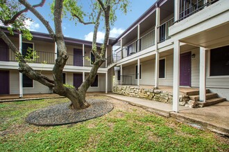 Polaris on the Park - Renovated Apartments in Austin, TX - Foto de edificio - Building Photo