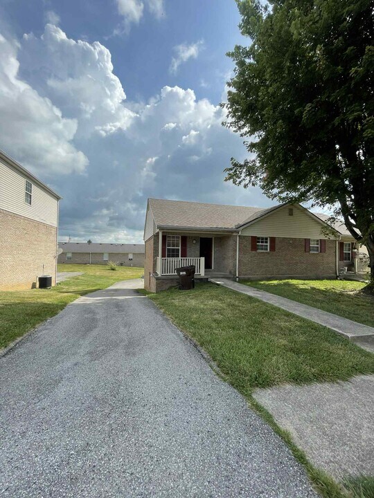 207 Aqueduct Dr in Richmond, KY - Building Photo