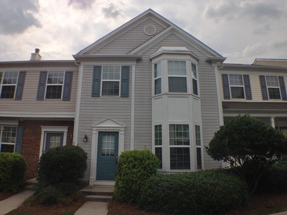 927 Prestwyck Ct in Alpharetta, GA - Building Photo