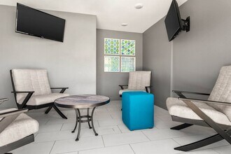 South Lamar Village in Austin, TX - Foto de edificio - Building Photo