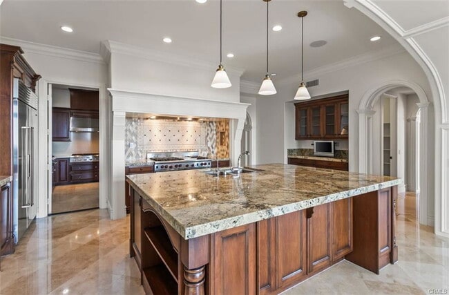 8 Whalers Bluff in Newport Beach, CA - Building Photo - Building Photo