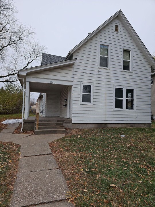 1523-1523 1/2 W High St in Davenport, IA - Building Photo