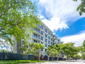 Courtside Family Apartments in Miami, FL - Building Photo - Building Photo