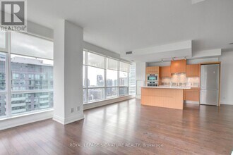 80-3280 John St in Toronto, ON - Building Photo - Building Photo