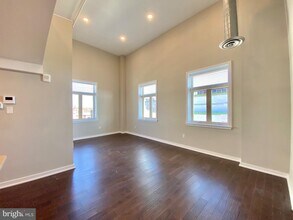 1 W Main St in Norristown, PA - Foto de edificio - Building Photo