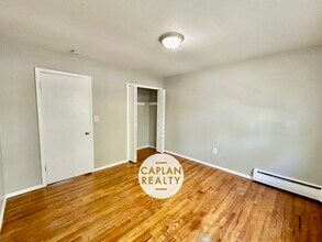 52 Oak Ridge Dr, Unit 28 in New Haven, CT - Building Photo - Building Photo