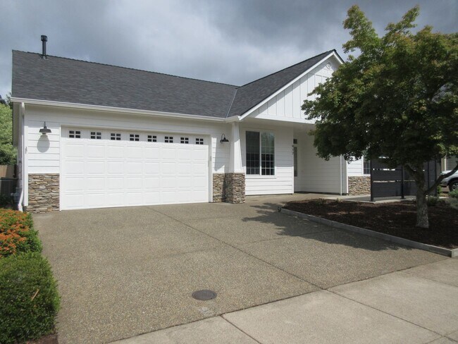 917 Pioneer Dr in Silverton, OR - Building Photo - Building Photo