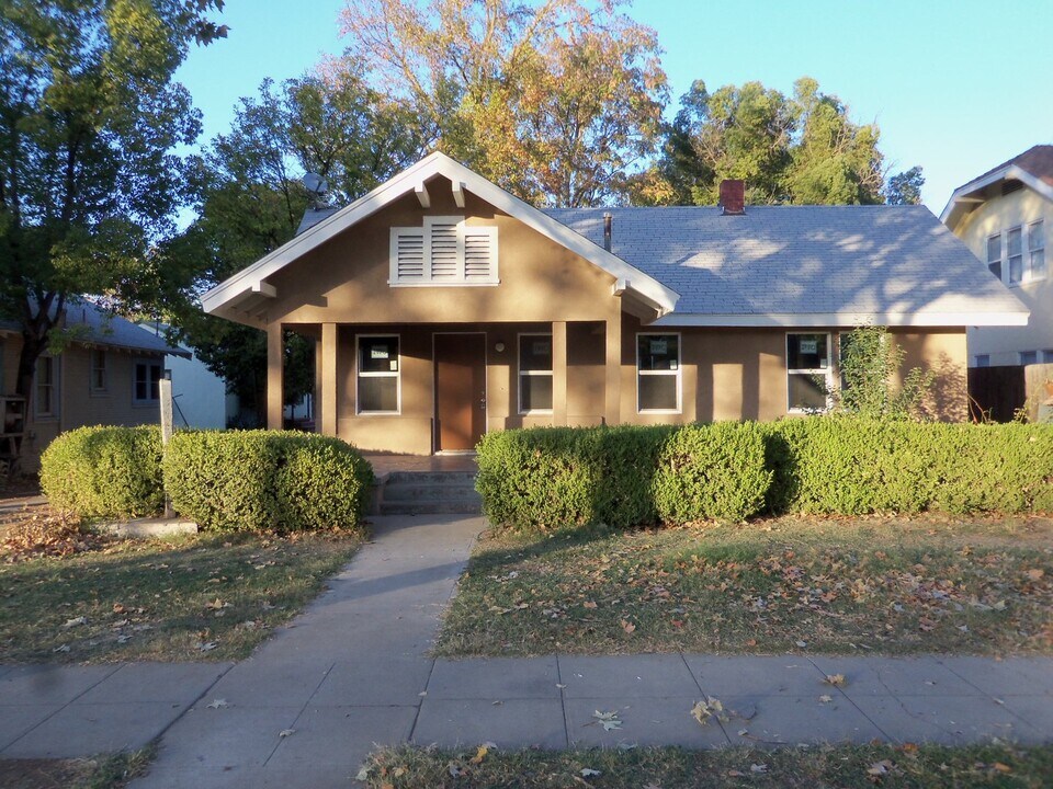929 W 22nd St-Unit -Front House in Merced, CA - Building Photo