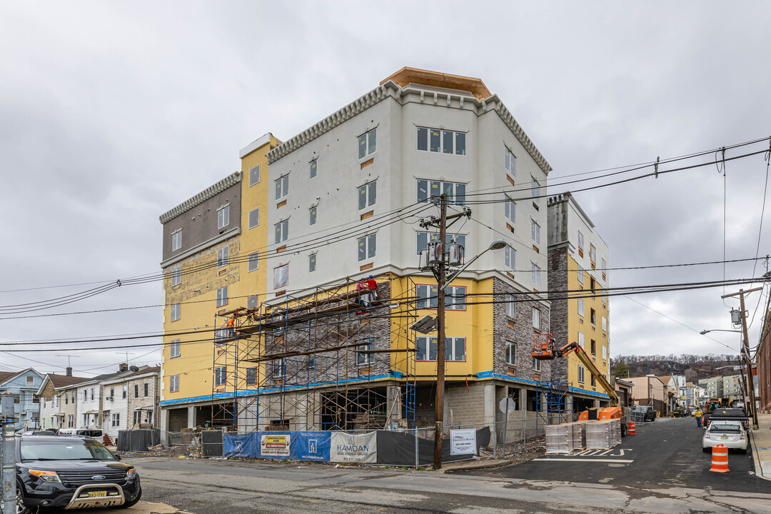 73 Levine St in Paterson, NJ - Building Photo