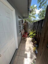 2446 Liberty St in Hollywood, FL - Foto de edificio - Building Photo