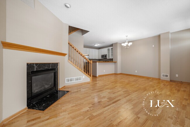 7601 11th St N in Oakdale, MN - Foto de edificio - Building Photo