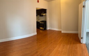 4014 Spruce St, Unit 2 Rear in Philadelphia, PA - Foto de edificio - Building Photo