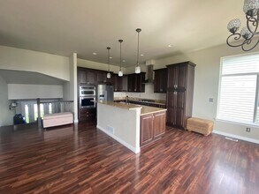 1226 Northpointe Bluff Dr in Anchorage, AK - Building Photo - Building Photo
