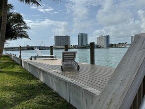 2250 Bay Dr in Miami Beach, FL - Building Photo - Building Photo