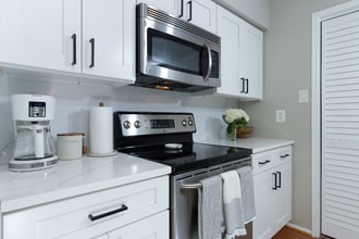 3312 Wyndham Cir in Alexandria, VA - Building Photo - Building Photo