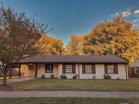 456 Sharon Dr in Memphis, TN - Building Photo