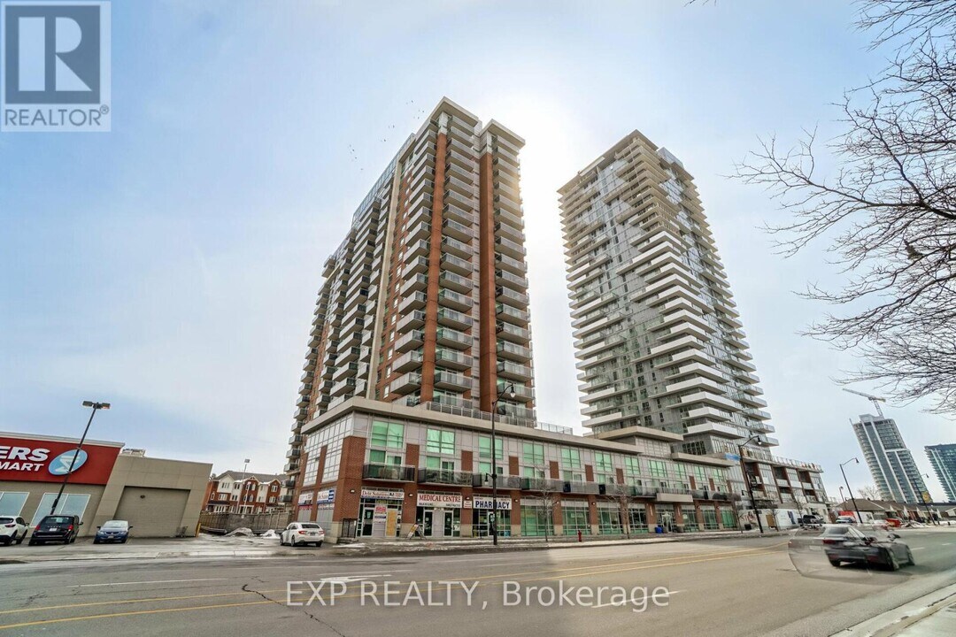 215 Queen St E in Brampton, ON - Building Photo