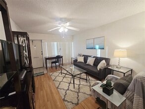 4345 Tahitian Gardens Cir in Holiday, FL - Building Photo - Building Photo