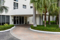 West Bay Plaza Condominiums in Miami Beach, FL - Building Photo - Building Photo