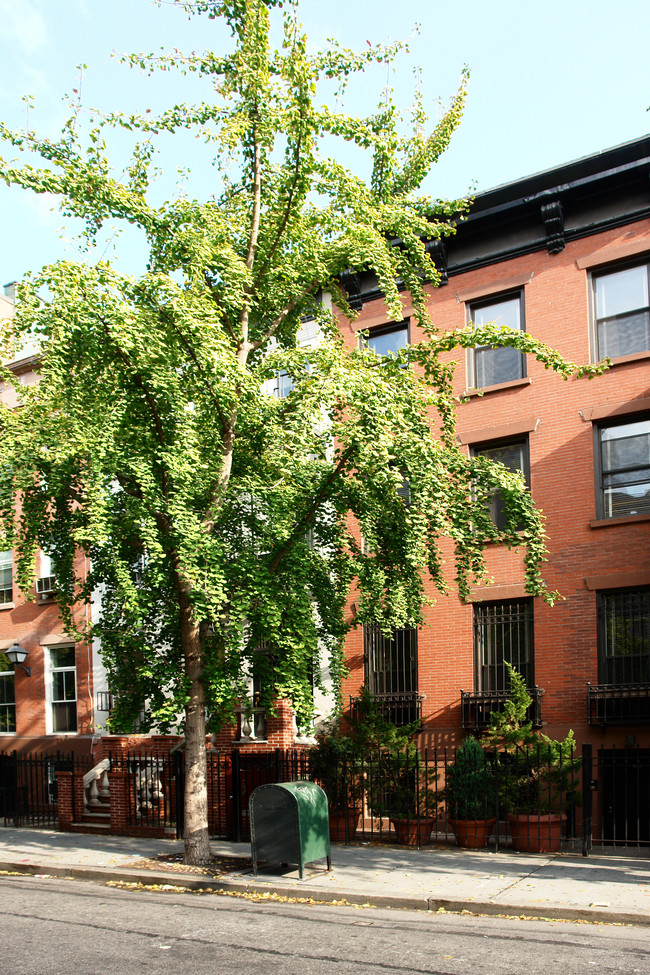 403-405 West 46th St in New York, NY - Foto de edificio - Building Photo