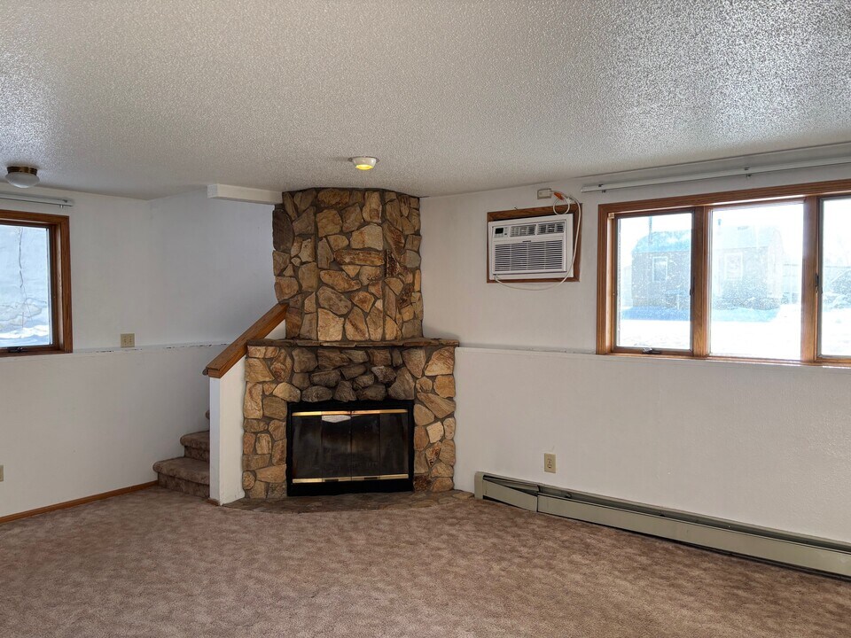 226 W Sweet Ave in Bismarck, ND - Building Photo