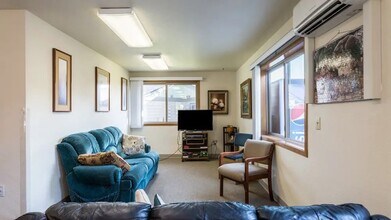 220 Holiday Ln in Talent, OR - Building Photo - Building Photo