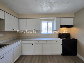 8 Hillside Ln-Unit -3 in Lewiston, ME - Foto de edificio - Building Photo