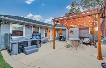11102 Hillcroft St in Houston, TX - Building Photo - Building Photo