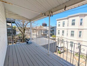 71 Pennsylvania Ave, Unit 2 in Somerville, MA - Foto de edificio - Building Photo