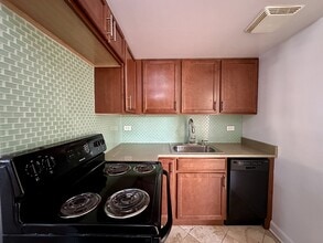 7628 N Milwaukee Ave, Unit M02H in Niles, IL - Building Photo - Building Photo