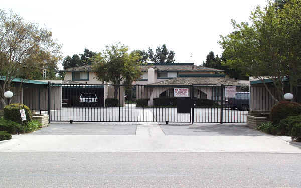 608 W South St in Anaheim, CA - Building Photo