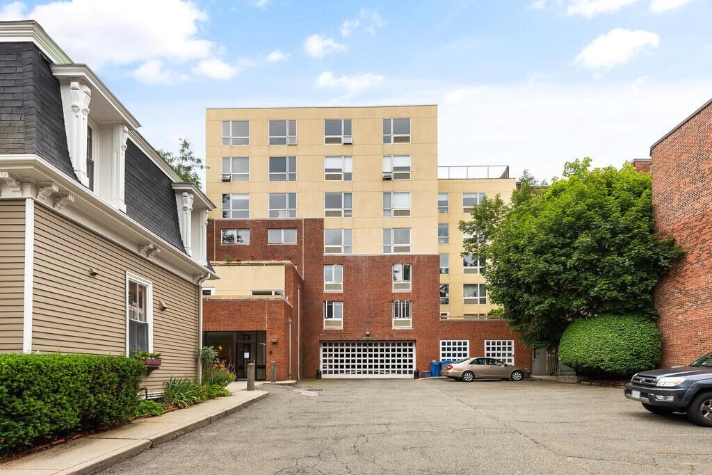 66 Winchester St, Unit 102 in Brookline, MA - Building Photo