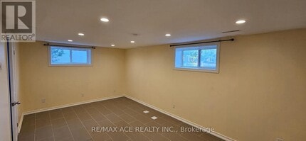 2 Botany Hill Rd in Toronto, ON - Building Photo - Building Photo