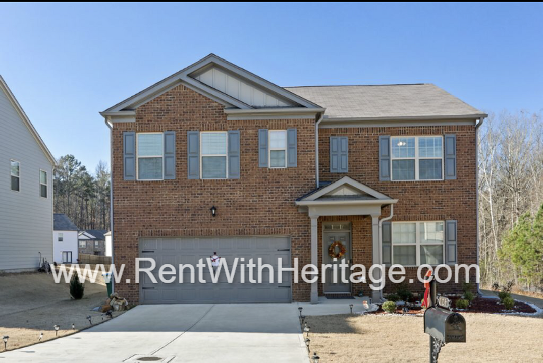 125 Lost Cove Dr in Atlanta, GA - Foto de edificio